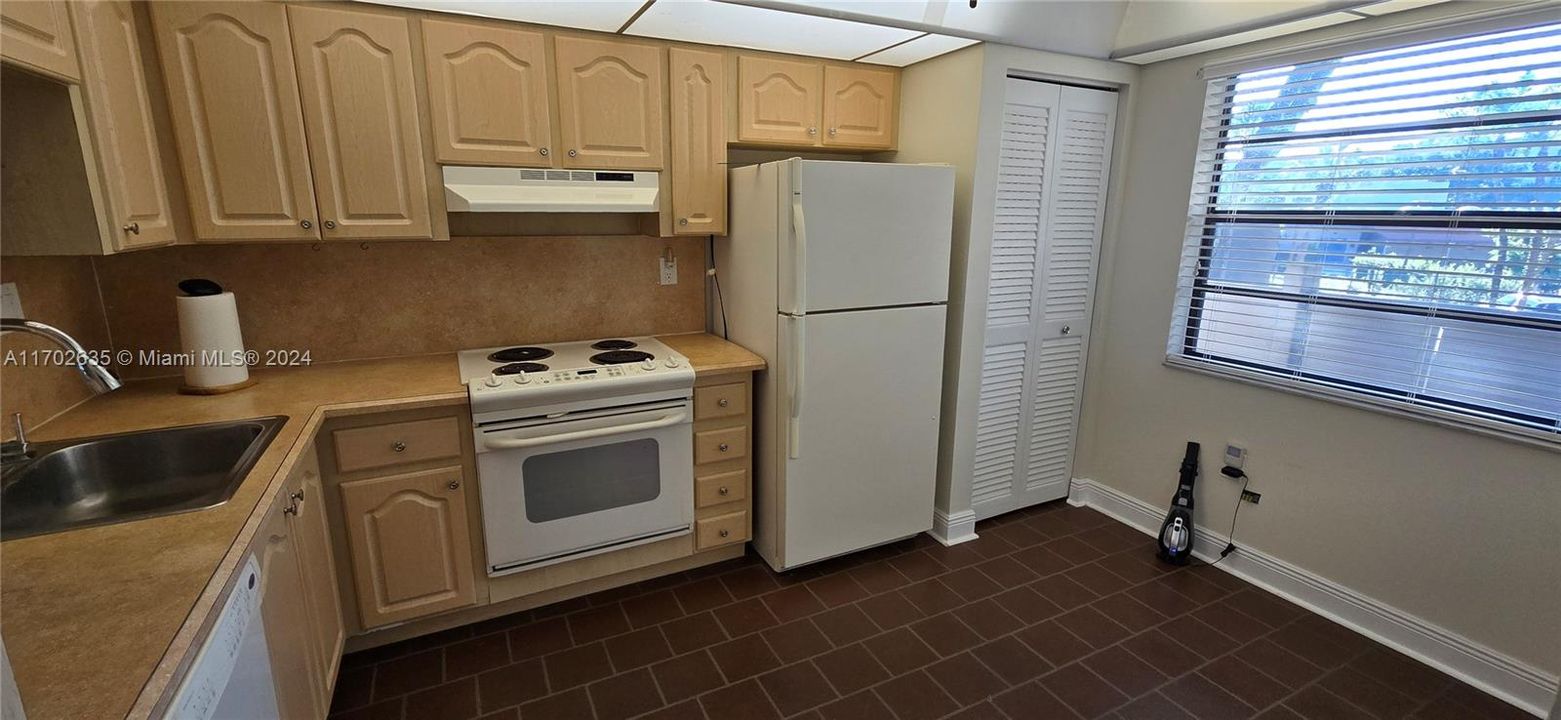 For Sale: $149,900 (1 beds, 2 baths, 852 Square Feet)