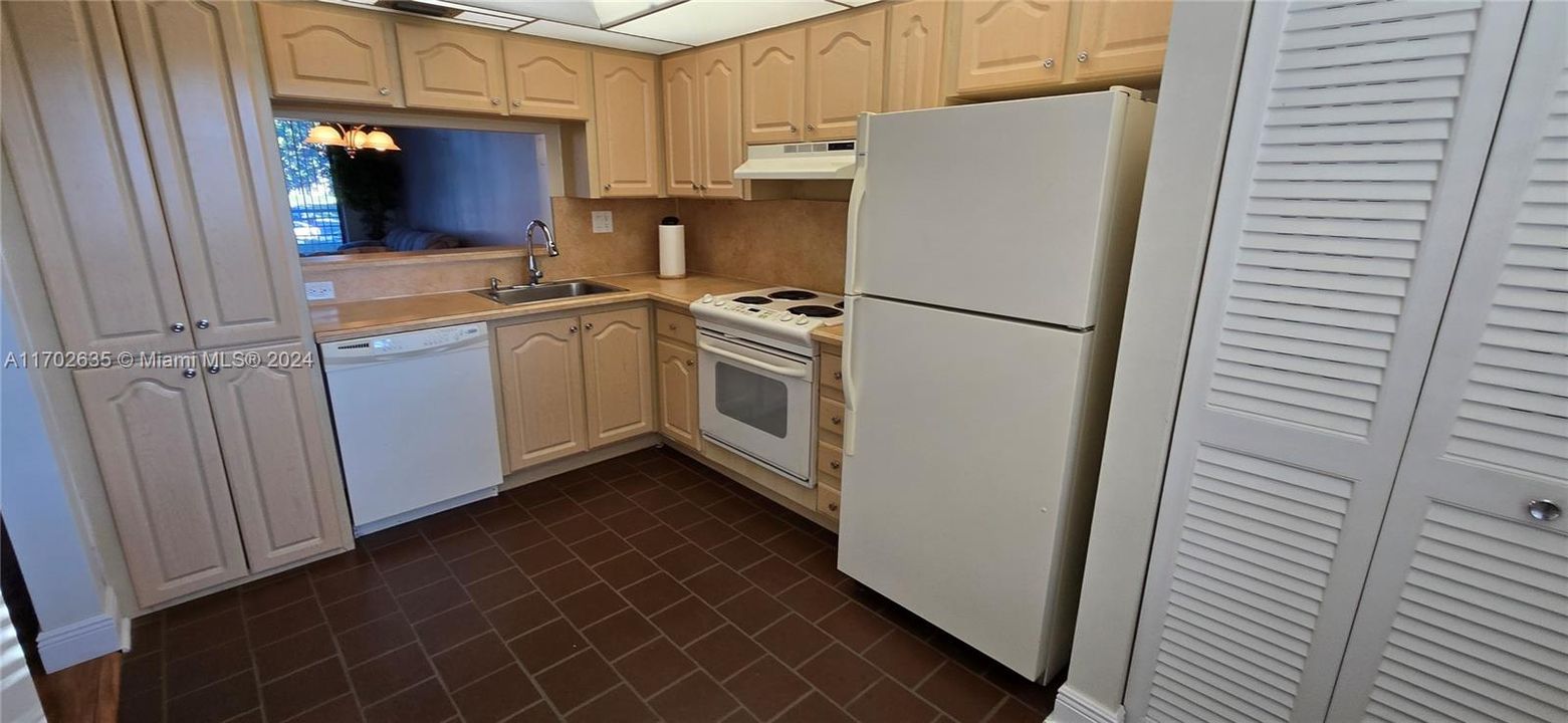 For Sale: $149,900 (1 beds, 2 baths, 852 Square Feet)