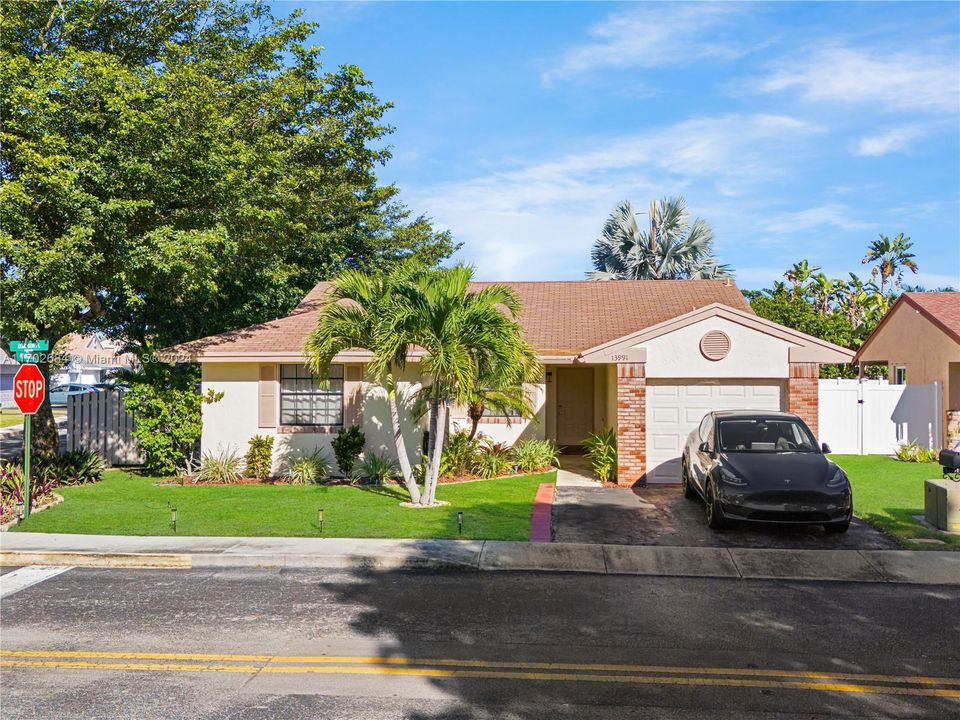 For Sale: $599,000 (3 beds, 2 baths, 1413 Square Feet)