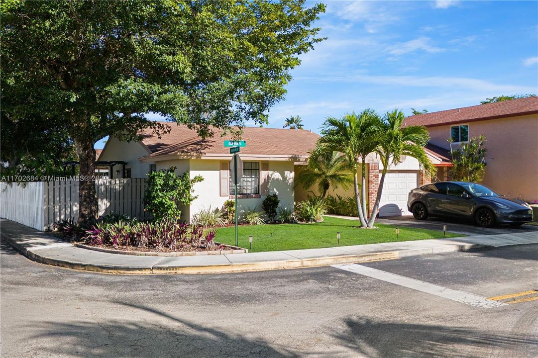 For Sale: $599,000 (3 beds, 2 baths, 1413 Square Feet)