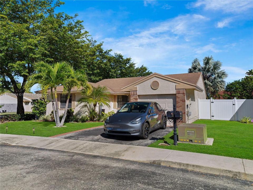 For Sale: $599,000 (3 beds, 2 baths, 1413 Square Feet)