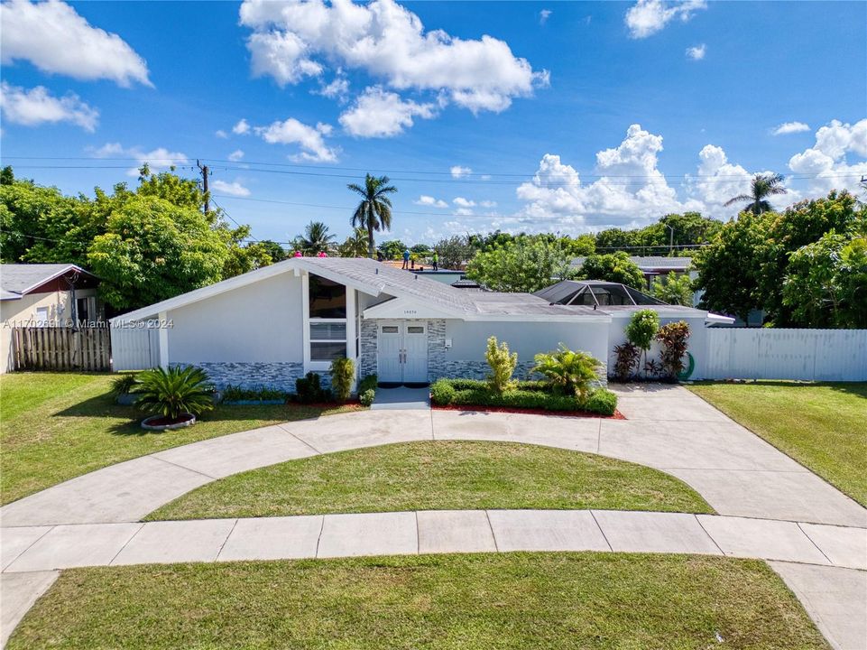 For Sale: $699,000 (3 beds, 2 baths, 1556 Square Feet)