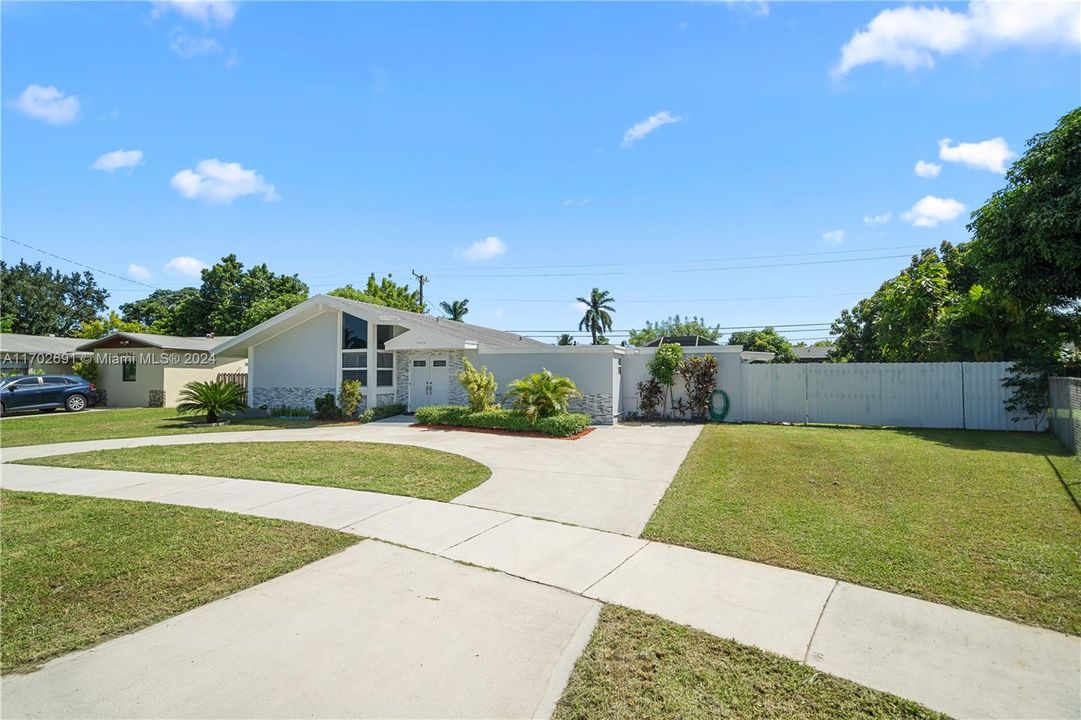 For Sale: $699,000 (3 beds, 2 baths, 1556 Square Feet)