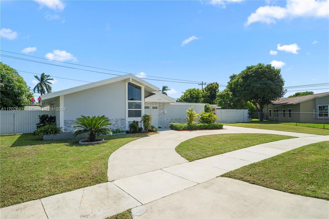 For Sale: $699,000 (3 beds, 2 baths, 1556 Square Feet)