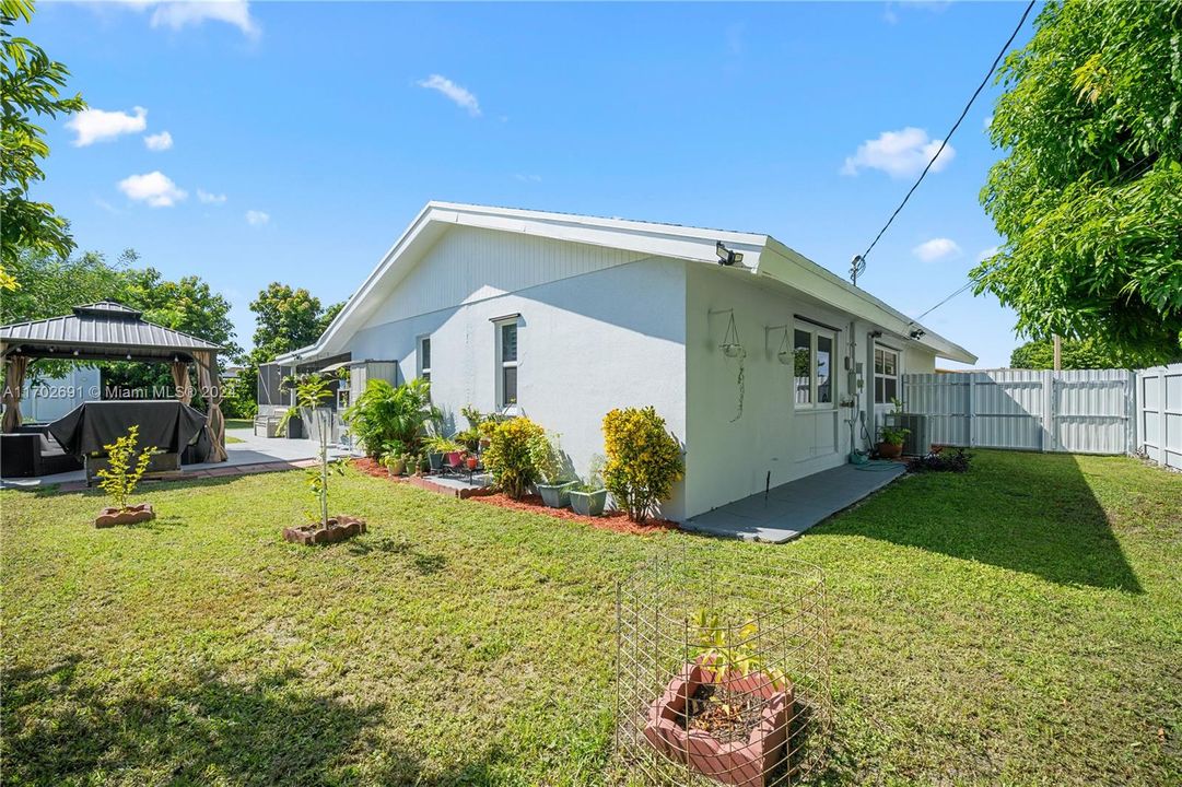 For Sale: $699,000 (3 beds, 2 baths, 1556 Square Feet)