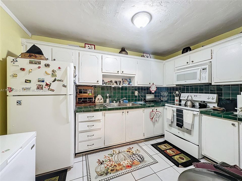 For Sale: $195,000 (2 beds, 1 baths, 907 Square Feet)