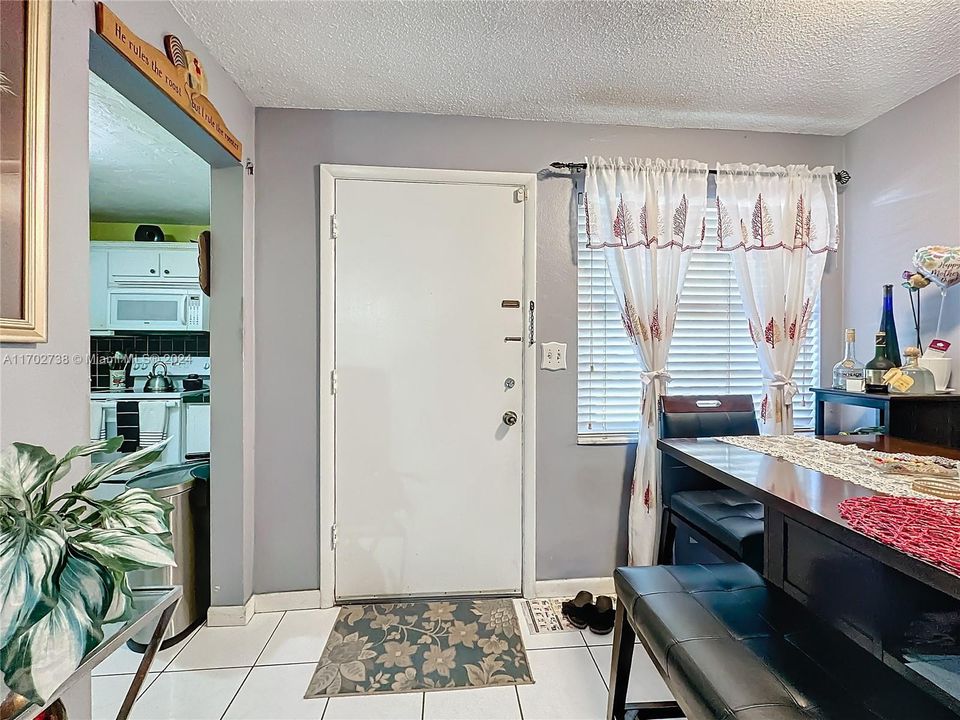 For Sale: $195,000 (2 beds, 1 baths, 907 Square Feet)