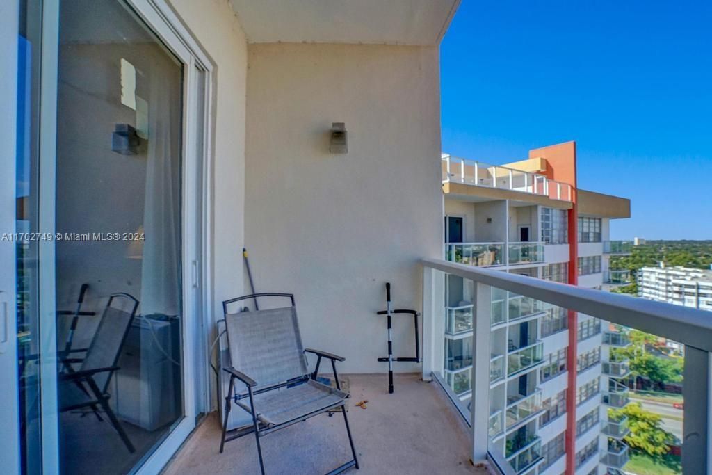 For Sale: $210,000 (1 beds, 2 baths, 861 Square Feet)