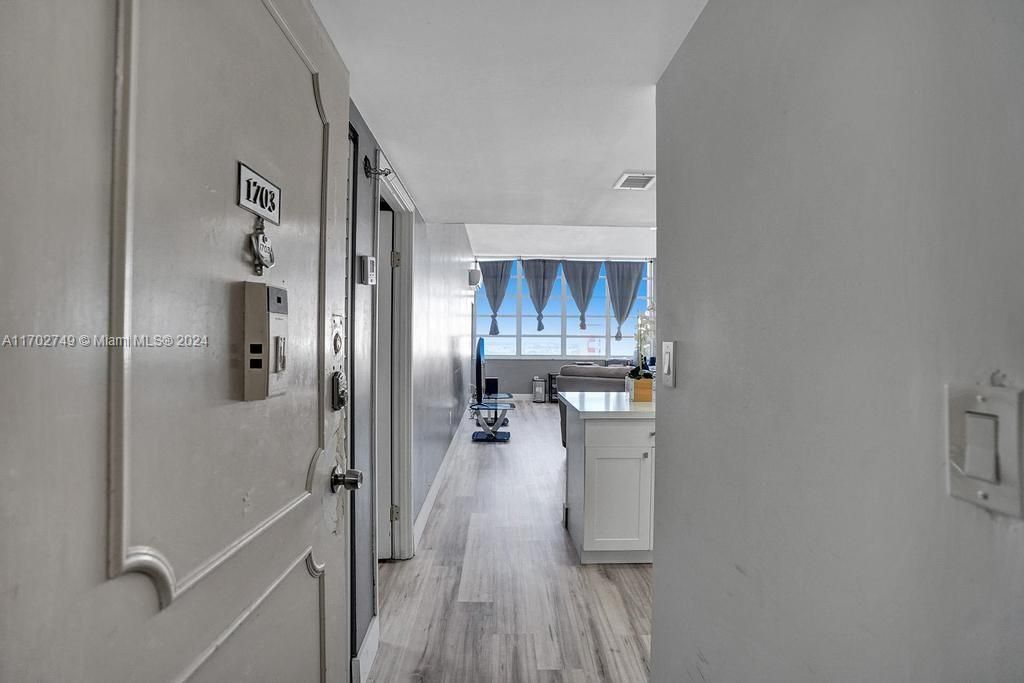 For Sale: $210,000 (1 beds, 2 baths, 861 Square Feet)