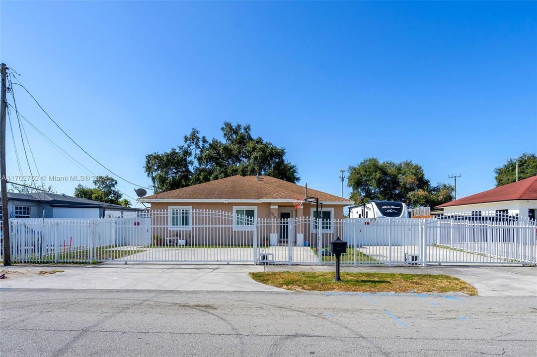 For Sale: $635,000 (4 beds, 2 baths, 1565 Square Feet)