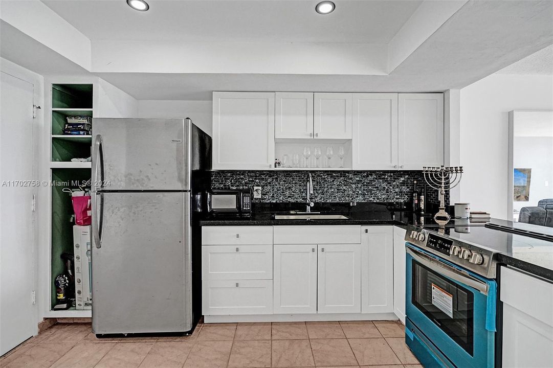 For Sale: $199,000 (1 beds, 2 baths, 861 Square Feet)