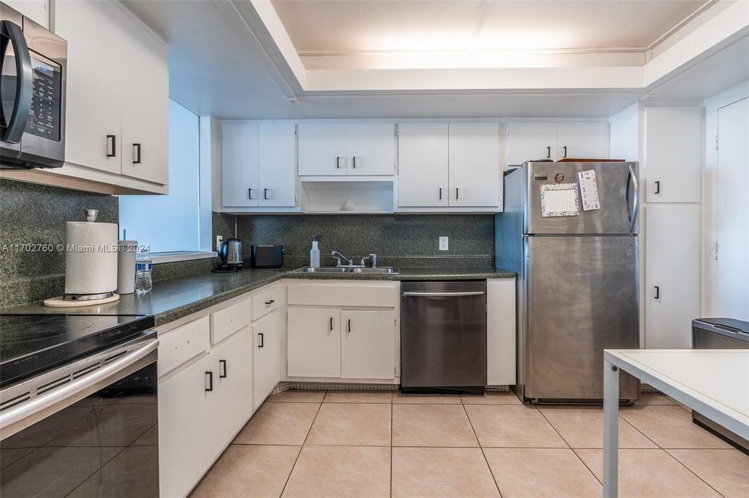 For Sale: $195,000 (1 beds, 2 baths, 861 Square Feet)