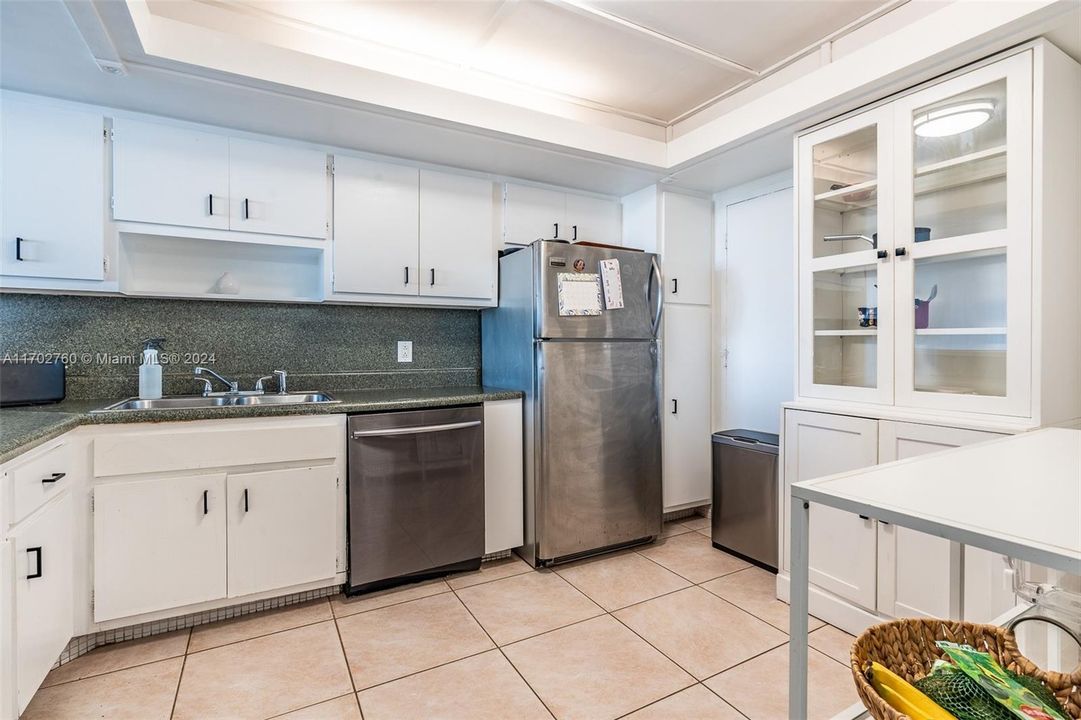 For Sale: $195,000 (1 beds, 2 baths, 861 Square Feet)