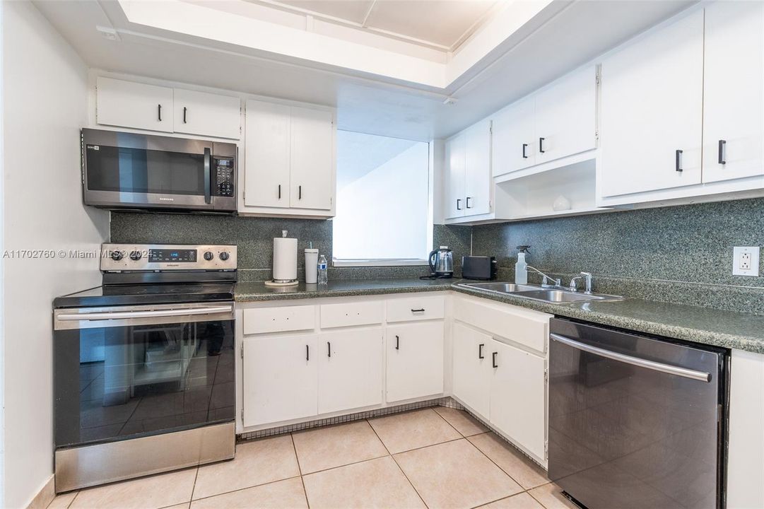 For Sale: $195,000 (1 beds, 2 baths, 861 Square Feet)