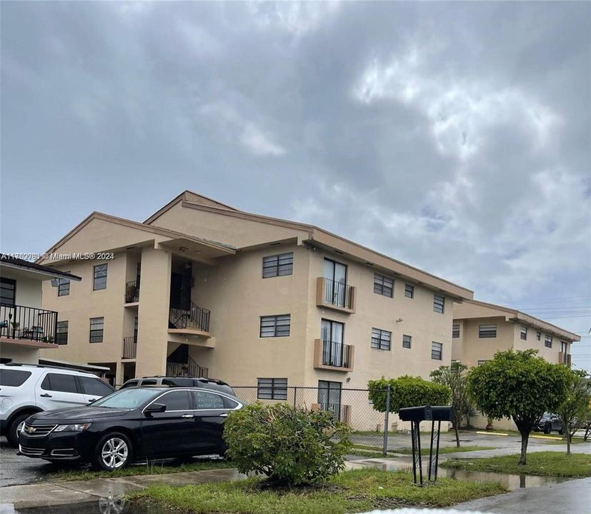 Active With Contract: $2,150 (2 beds, 2 baths, 920 Square Feet)