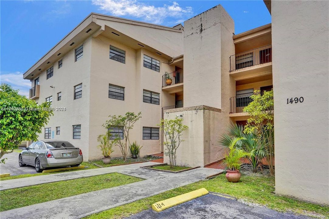 Active With Contract: $2,150 (2 beds, 2 baths, 920 Square Feet)