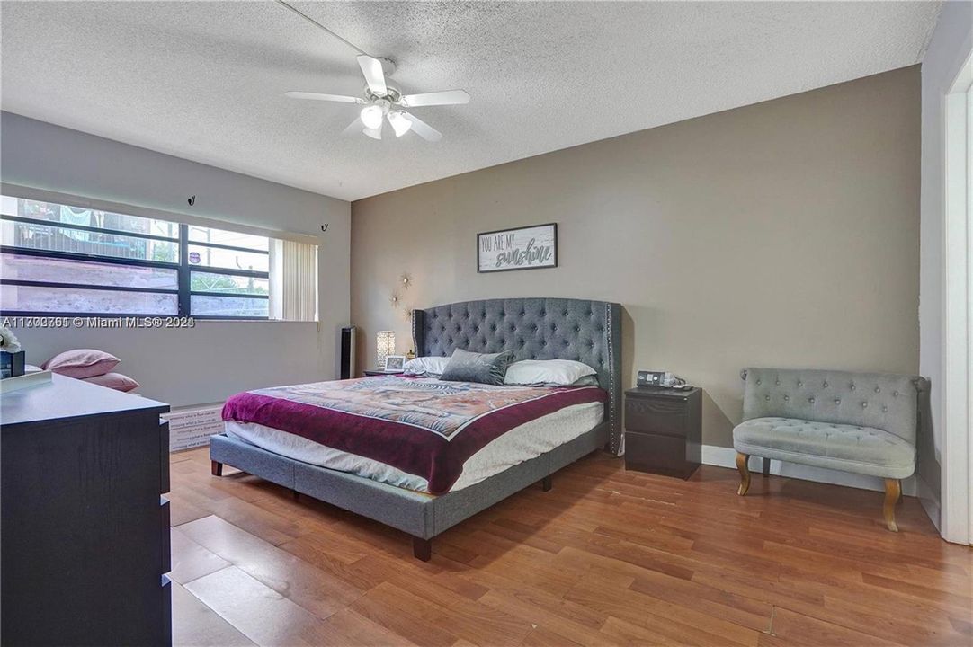 Active With Contract: $2,150 (2 beds, 2 baths, 920 Square Feet)