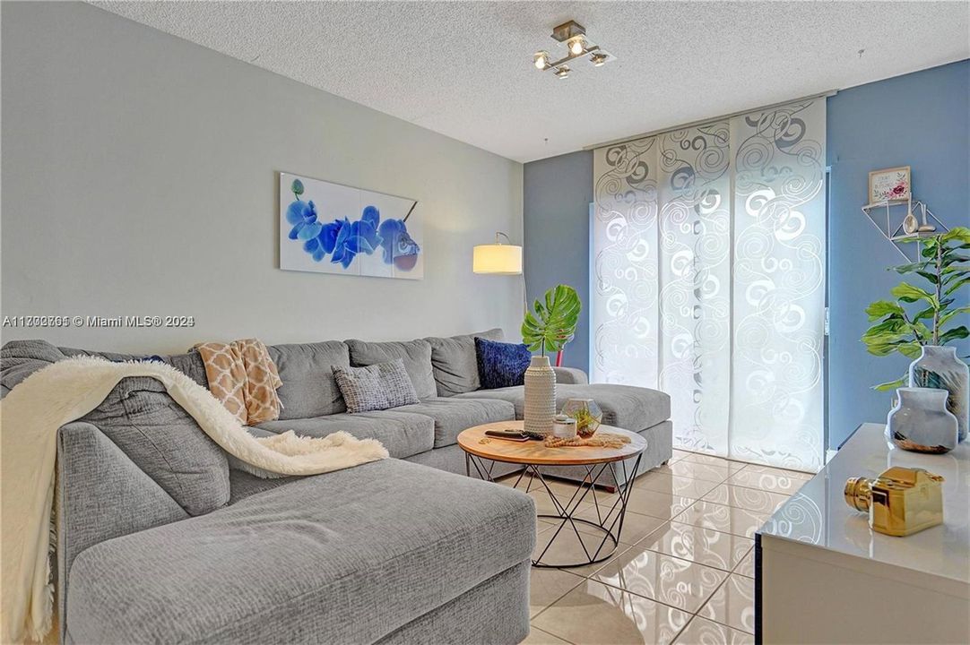 Active With Contract: $2,150 (2 beds, 2 baths, 920 Square Feet)