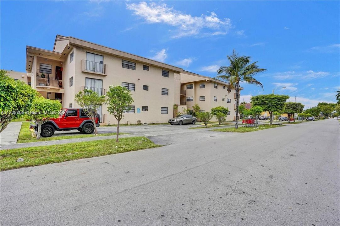 Active With Contract: $2,150 (2 beds, 2 baths, 920 Square Feet)