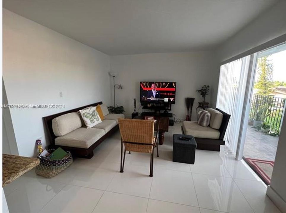 En Venta: $370,000 (3 camas, 2 baños, 1168 Pies cuadrados)