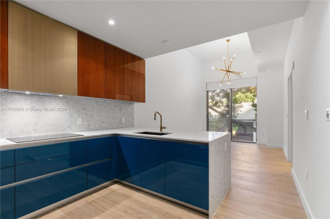 For Sale: $900,000 (1 beds, 1 baths, 648 Square Feet)