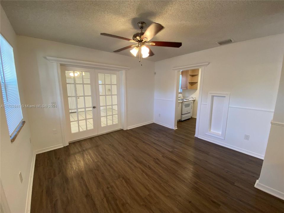 For Rent: $2,300 (2 beds, 1 baths, 991 Square Feet)