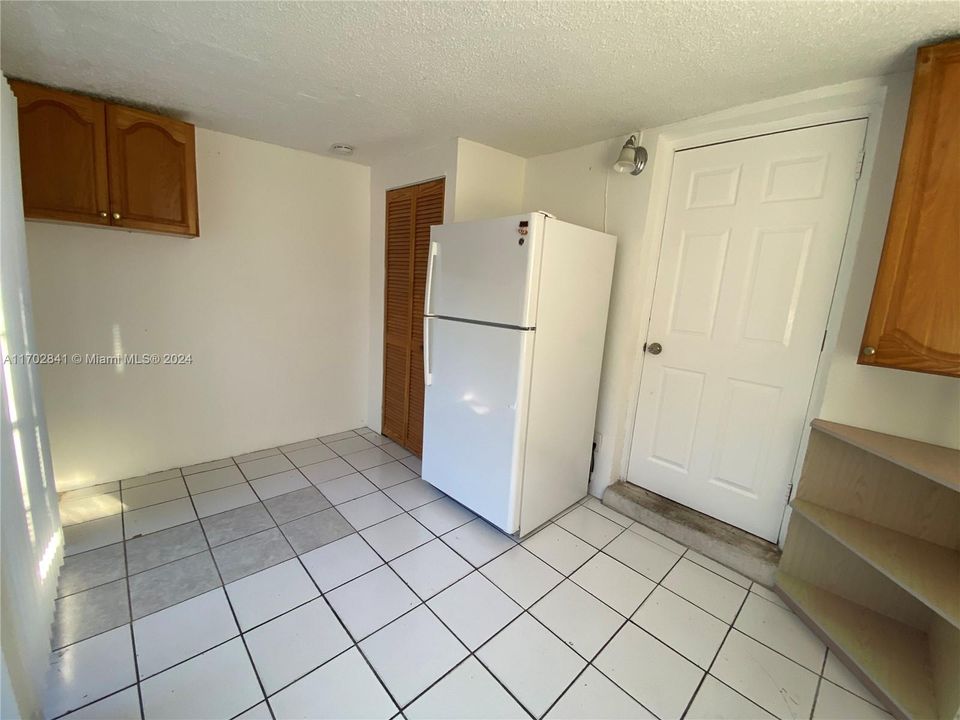 For Rent: $2,300 (2 beds, 1 baths, 991 Square Feet)