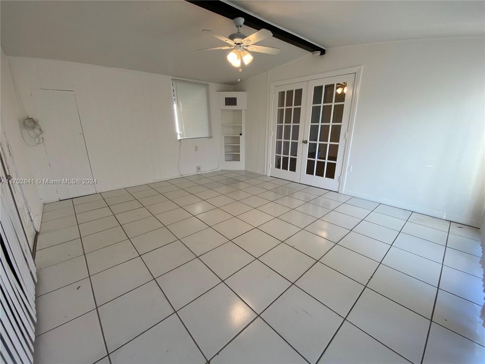 For Rent: $2,300 (2 beds, 1 baths, 991 Square Feet)