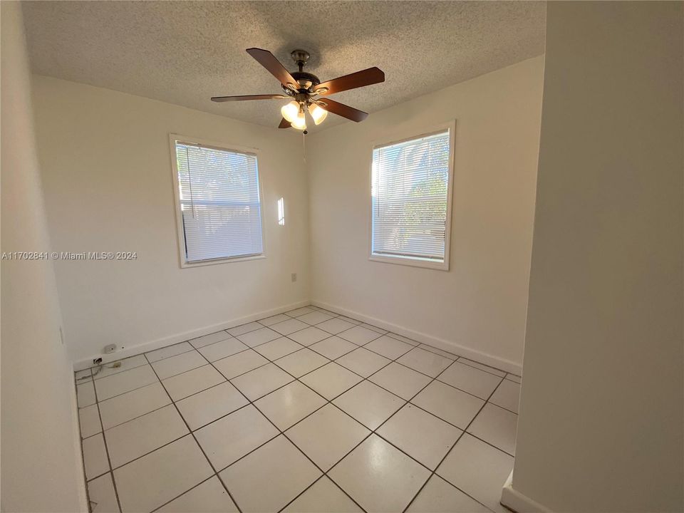 For Rent: $2,300 (2 beds, 1 baths, 991 Square Feet)