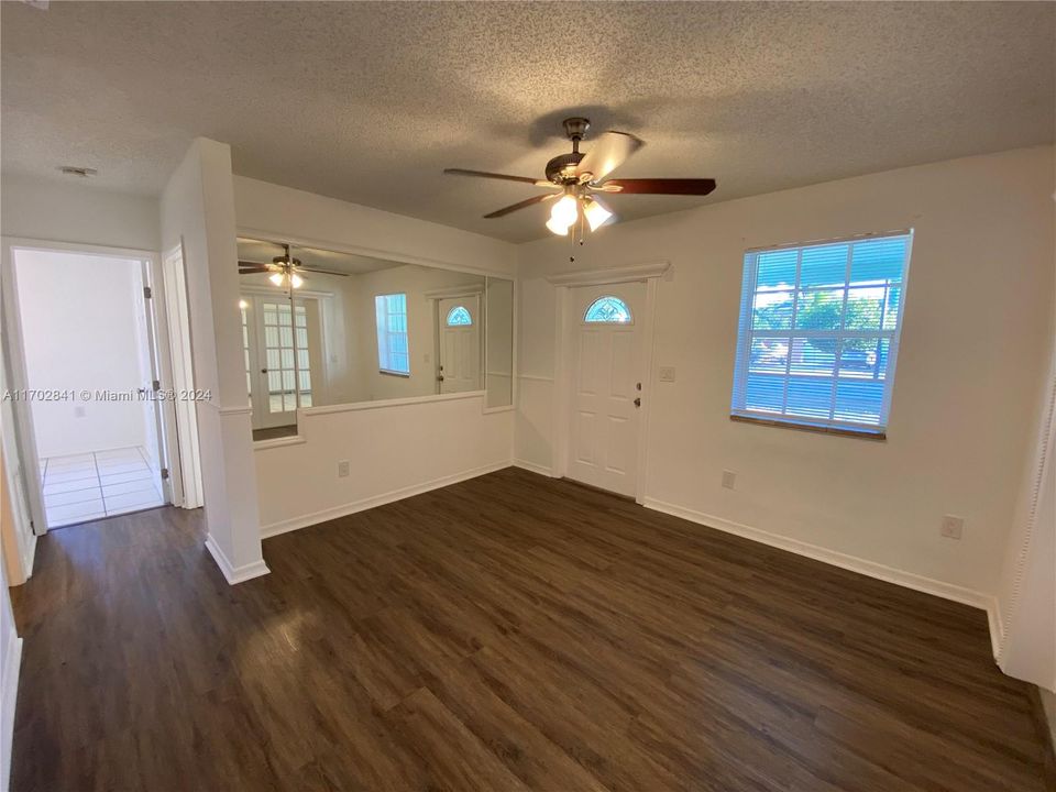 For Rent: $2,300 (2 beds, 1 baths, 991 Square Feet)