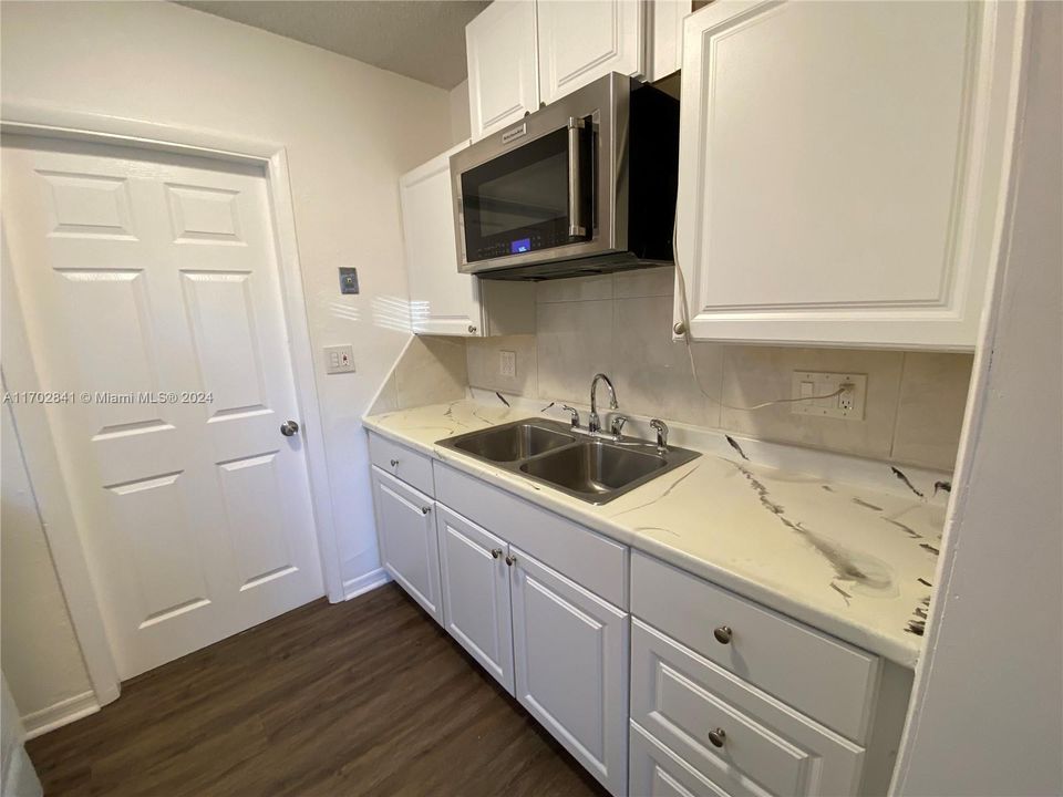 For Rent: $2,300 (2 beds, 1 baths, 991 Square Feet)