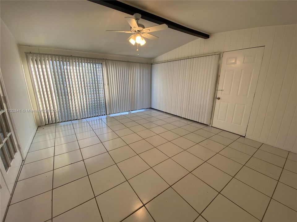 For Rent: $2,300 (2 beds, 1 baths, 991 Square Feet)