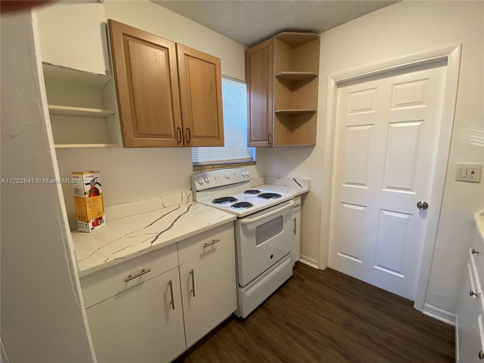 For Rent: $2,300 (2 beds, 1 baths, 991 Square Feet)