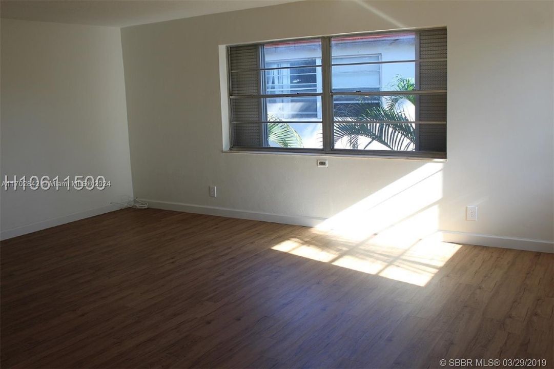 For Sale: $195,000 (2 beds, 1 baths, 900 Square Feet)