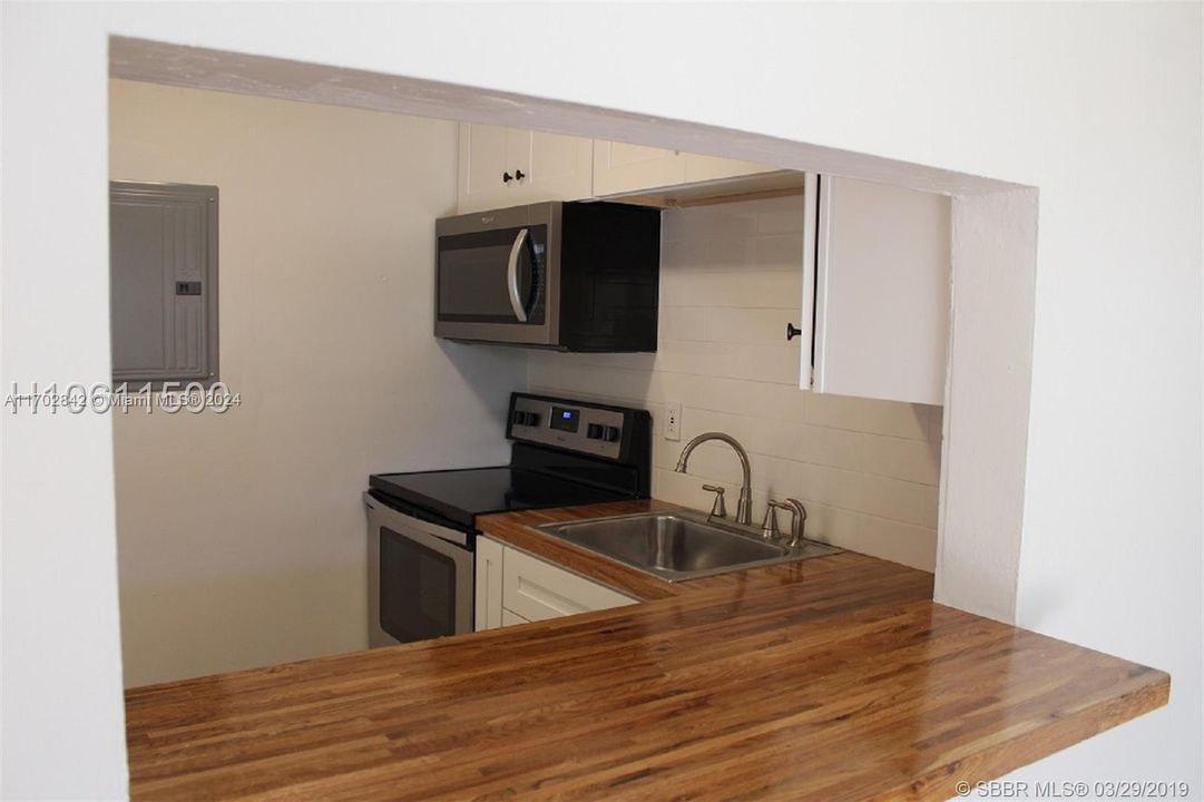 For Sale: $195,000 (2 beds, 1 baths, 900 Square Feet)