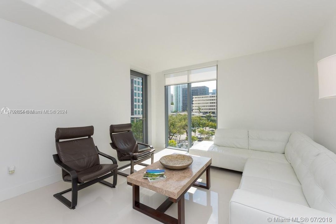 For Sale: $580,000 (2 beds, 2 baths, 1086 Square Feet)