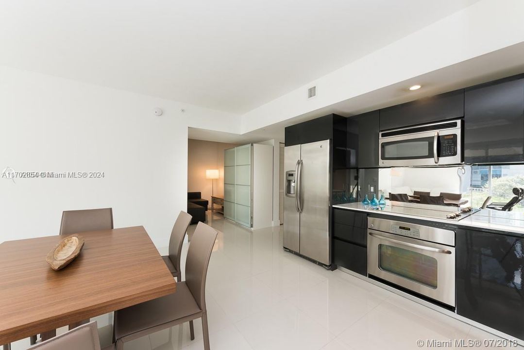 For Sale: $580,000 (2 beds, 2 baths, 1086 Square Feet)