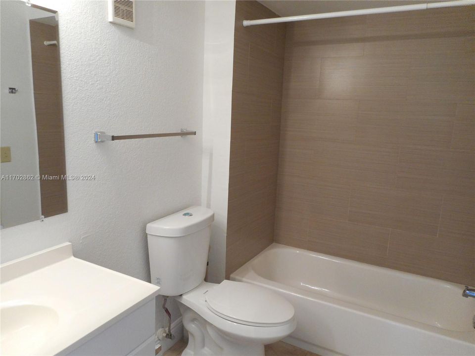 Active With Contract: $2,050 (2 beds, 2 baths, 1065 Square Feet)