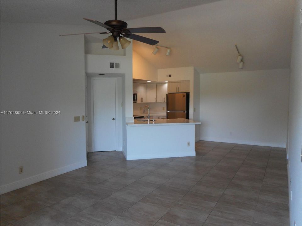 Active With Contract: $2,050 (2 beds, 2 baths, 1065 Square Feet)