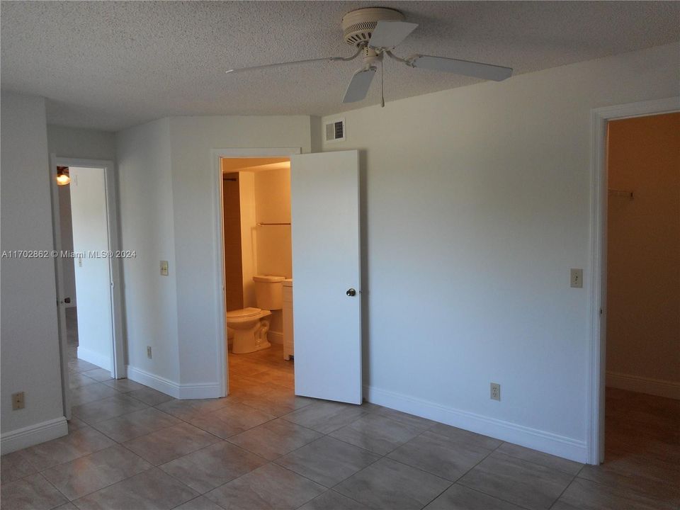 Active With Contract: $2,050 (2 beds, 2 baths, 1065 Square Feet)