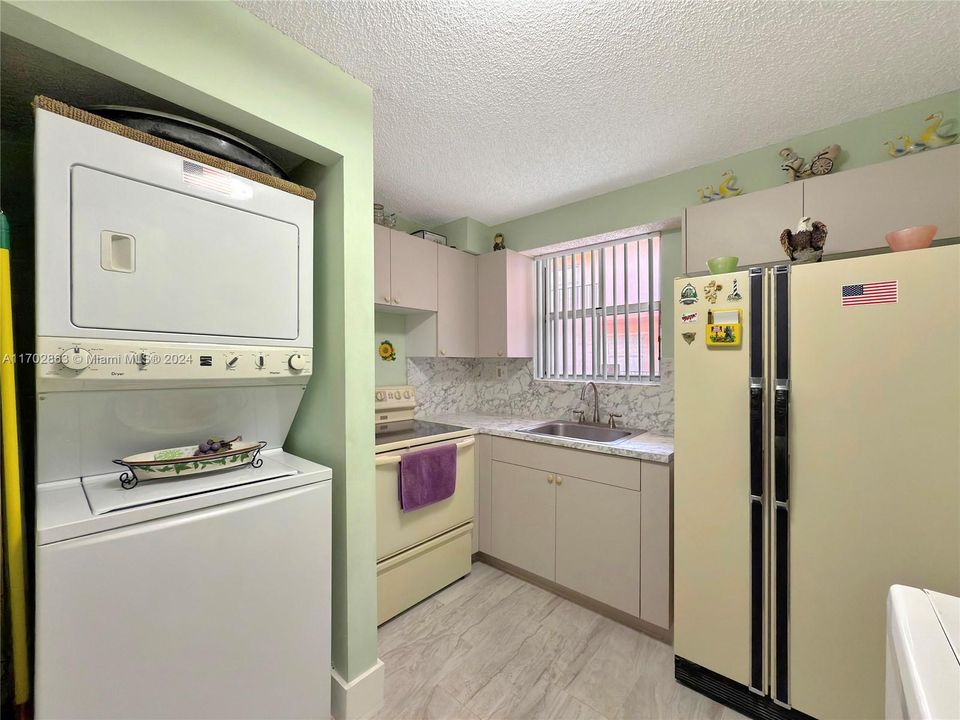 For Sale: $274,900 (2 beds, 2 baths, 760 Square Feet)