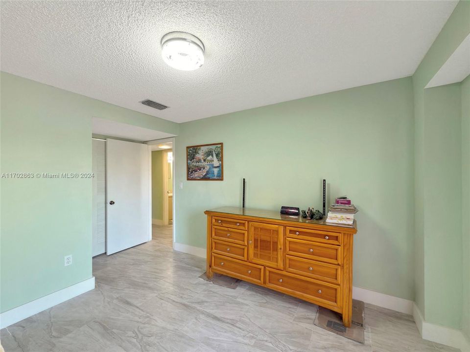 For Sale: $274,900 (2 beds, 2 baths, 760 Square Feet)