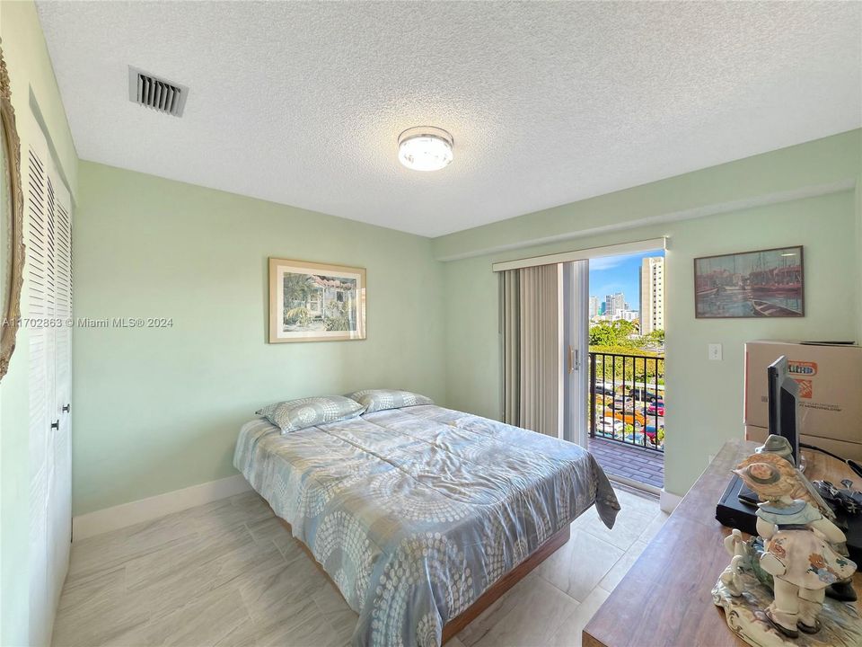 For Sale: $274,900 (2 beds, 2 baths, 760 Square Feet)