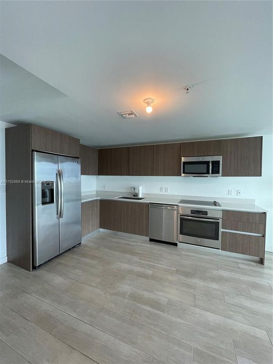 For Sale: $545,000 (2 beds, 2 baths, 924 Square Feet)