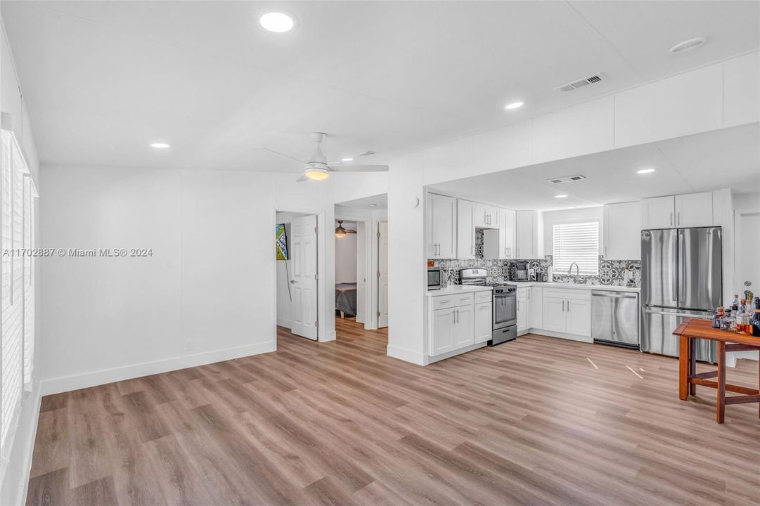 For Sale: $1,290,000 (3 beds, 2 baths, 1008 Square Feet)