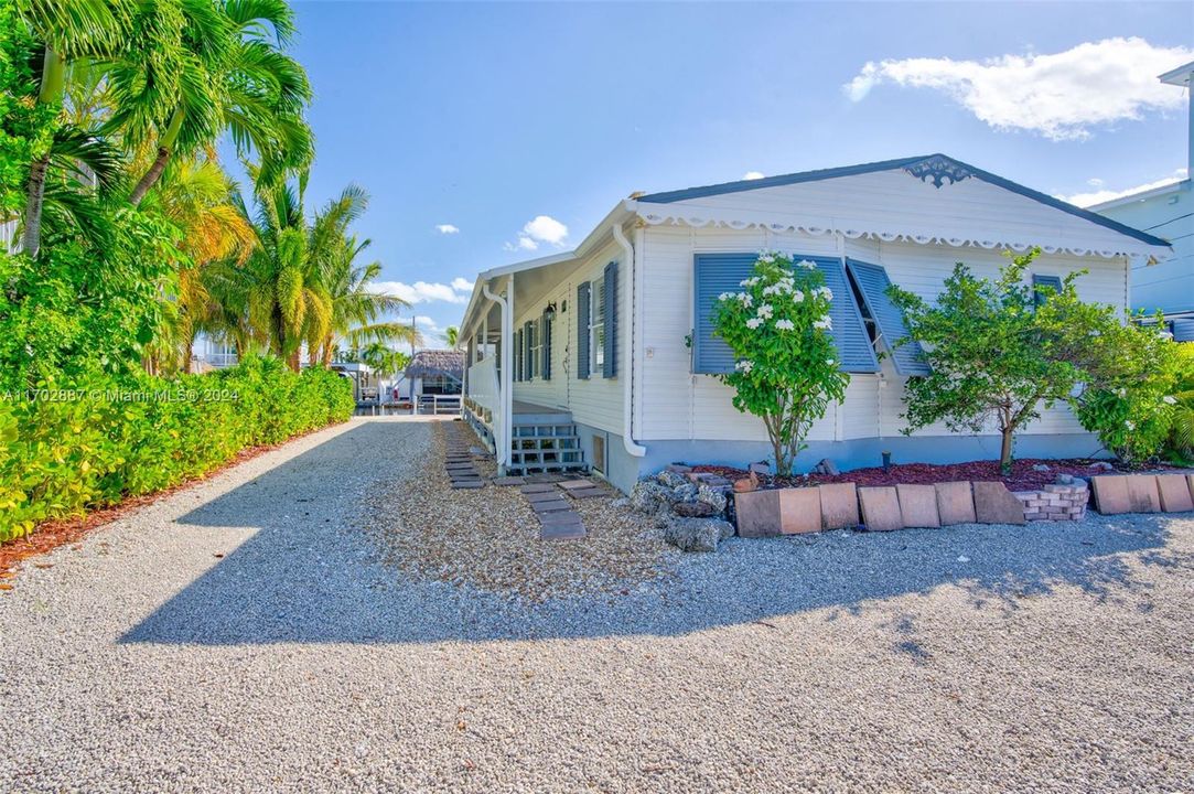 For Sale: $1,290,000 (3 beds, 2 baths, 1008 Square Feet)