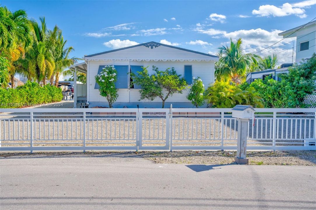 For Sale: $1,290,000 (3 beds, 2 baths, 1008 Square Feet)