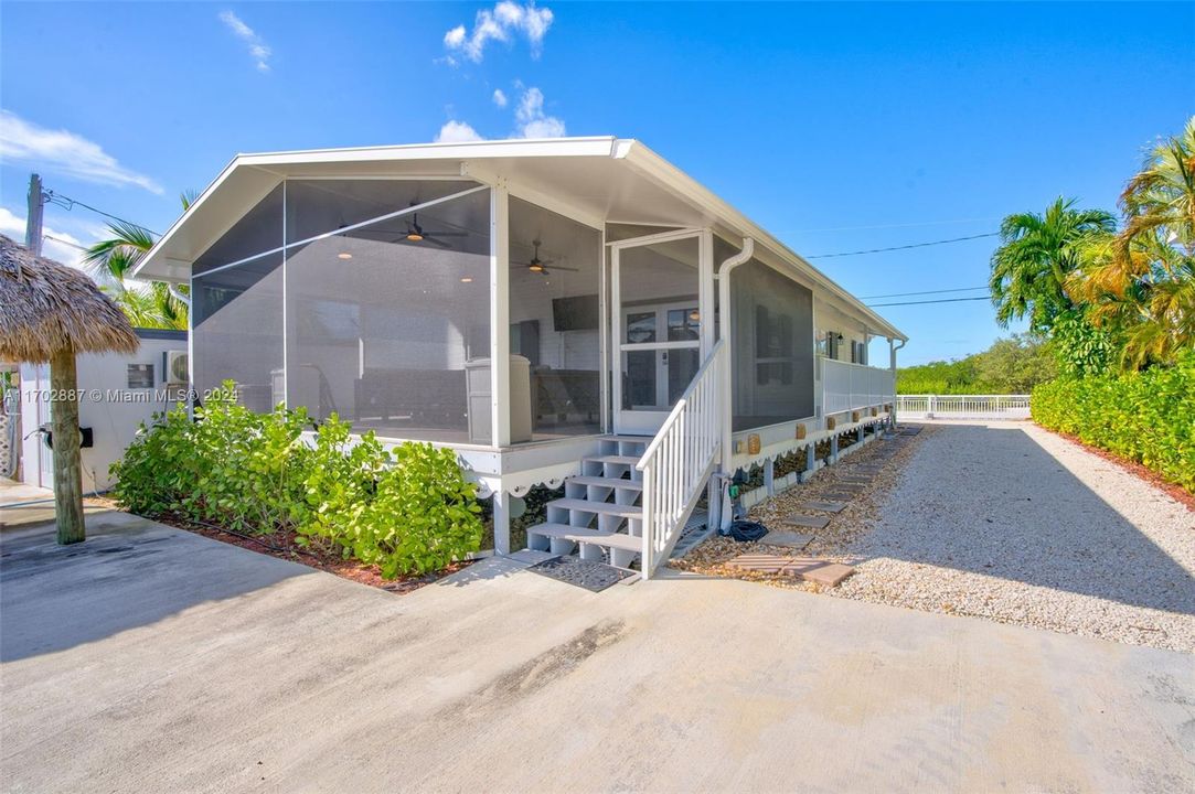 For Sale: $1,290,000 (3 beds, 2 baths, 1008 Square Feet)