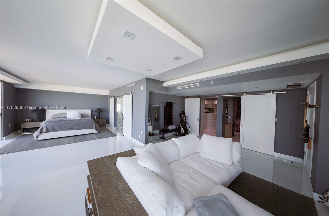 EXTRA LARGE MASTER BEDROOM