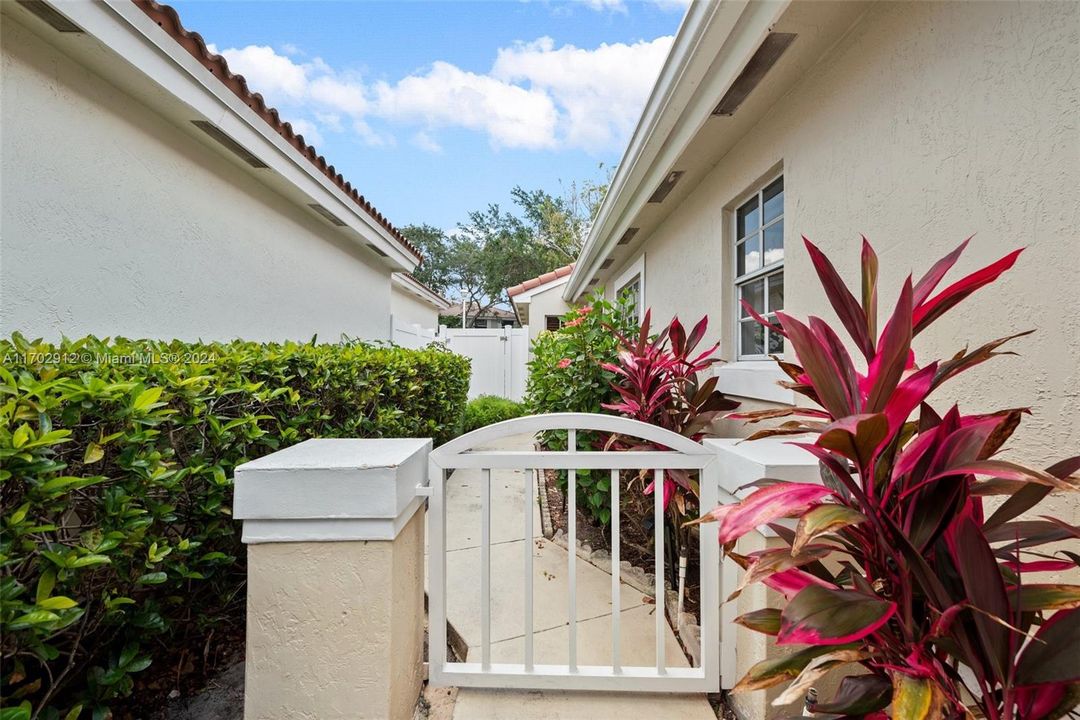 Active With Contract: $679,999 (4 beds, 2 baths, 1572 Square Feet)